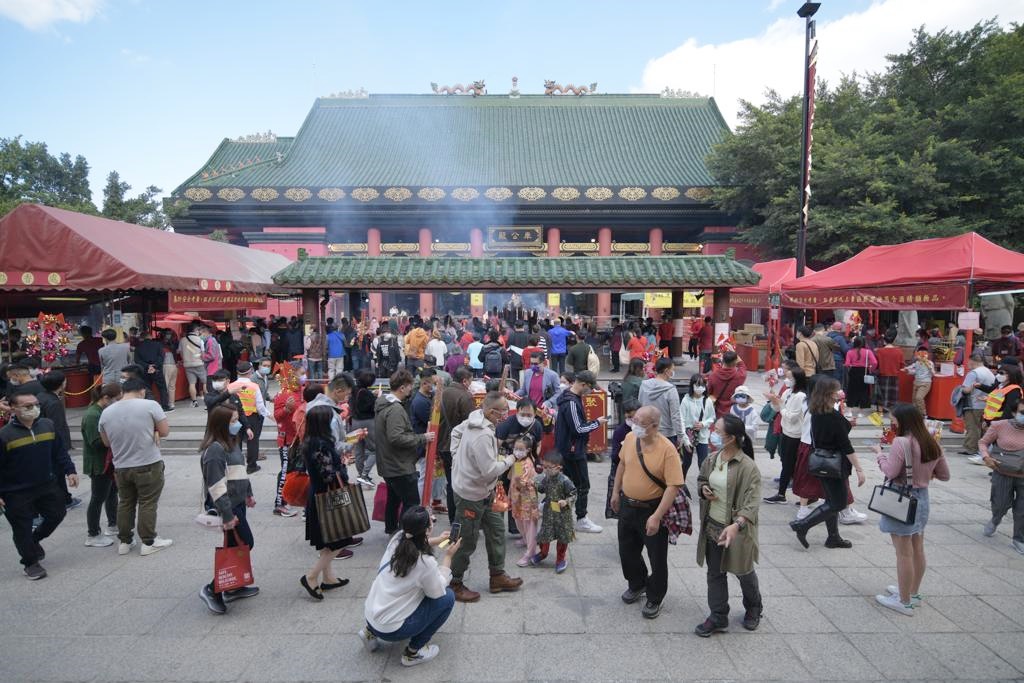 大批市民到車公廟上香祈福。