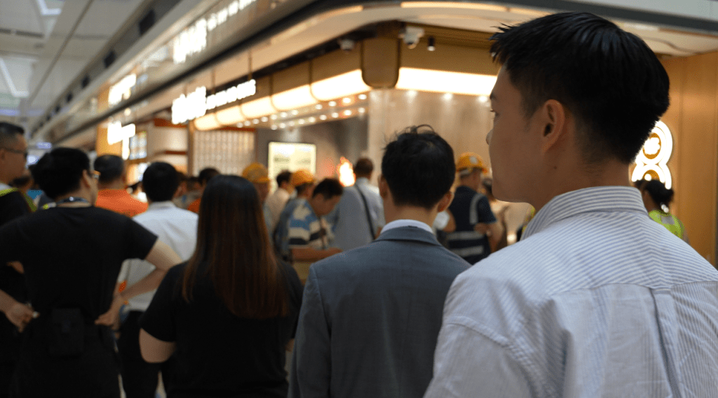 主持在午飯繁忙時段排隊實測。 主持在午飯繁忙時段排隊實測。