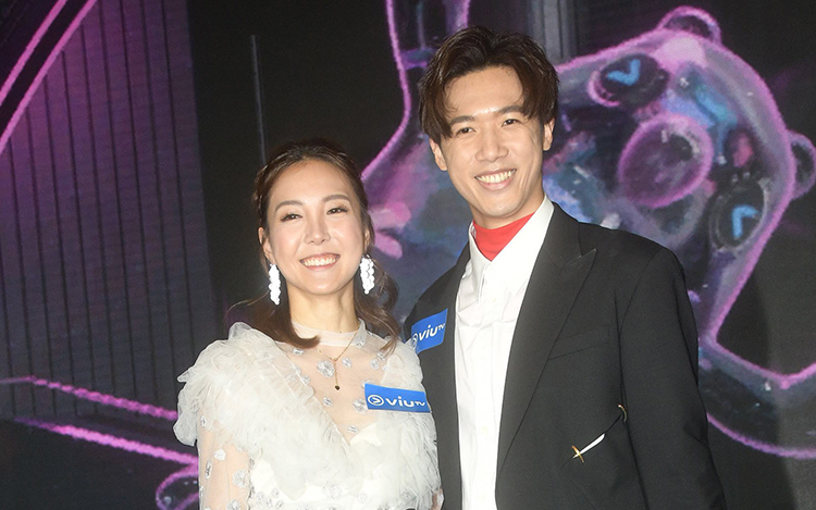 Stanley（右）同Alina（左）拍拖4年。