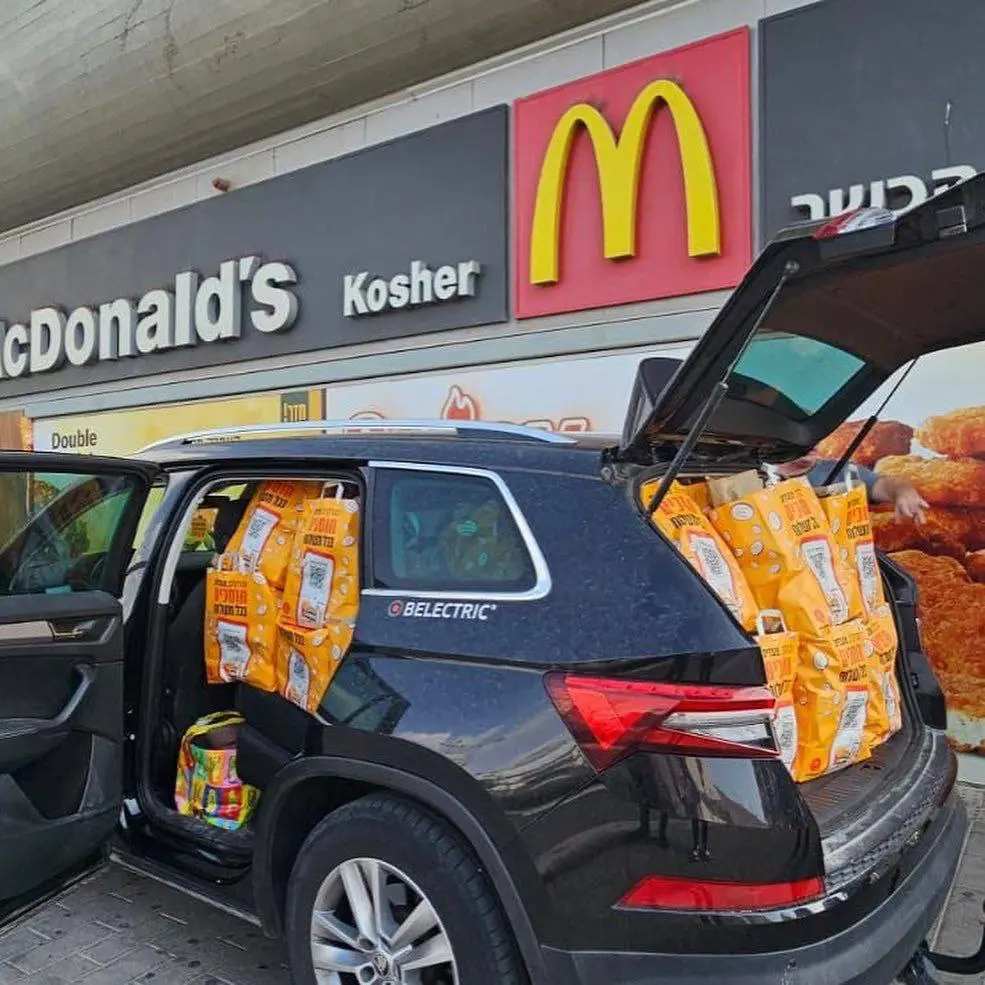 麦当劳应援以军的餐点塞满车。 网上图片