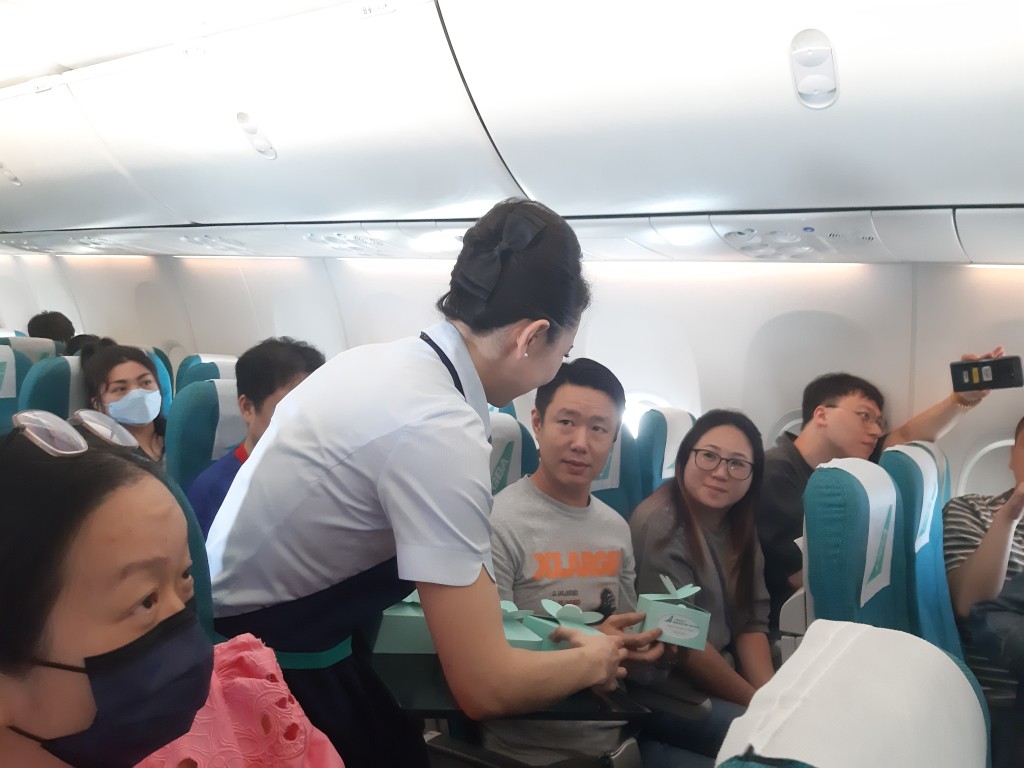方保僑期望廉航能與時並進，為乘客增設USB充電設備，提升競爭力。
