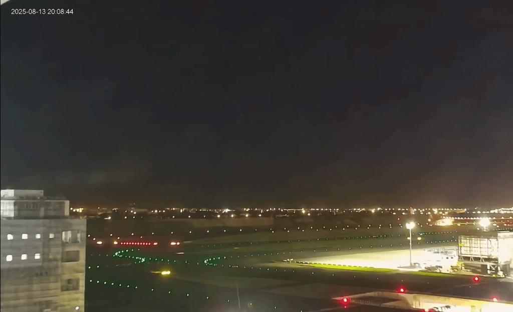 至晚上一部UPS香港往台北客機，降落期間機翼引擎擦撞跑道。