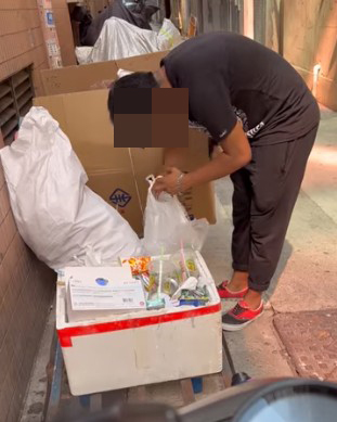 影片看到一名南亚裔外卖员正在后巷垃圾堆旁。