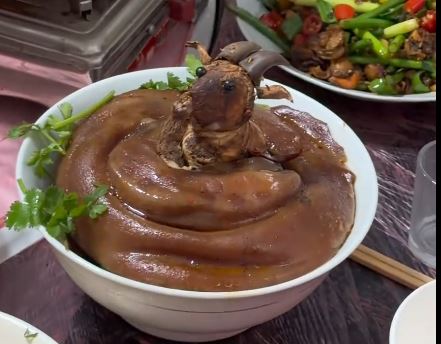 湖南有民众的年夜饭以“奇珍异兽”做主题，大获好评。抖音
