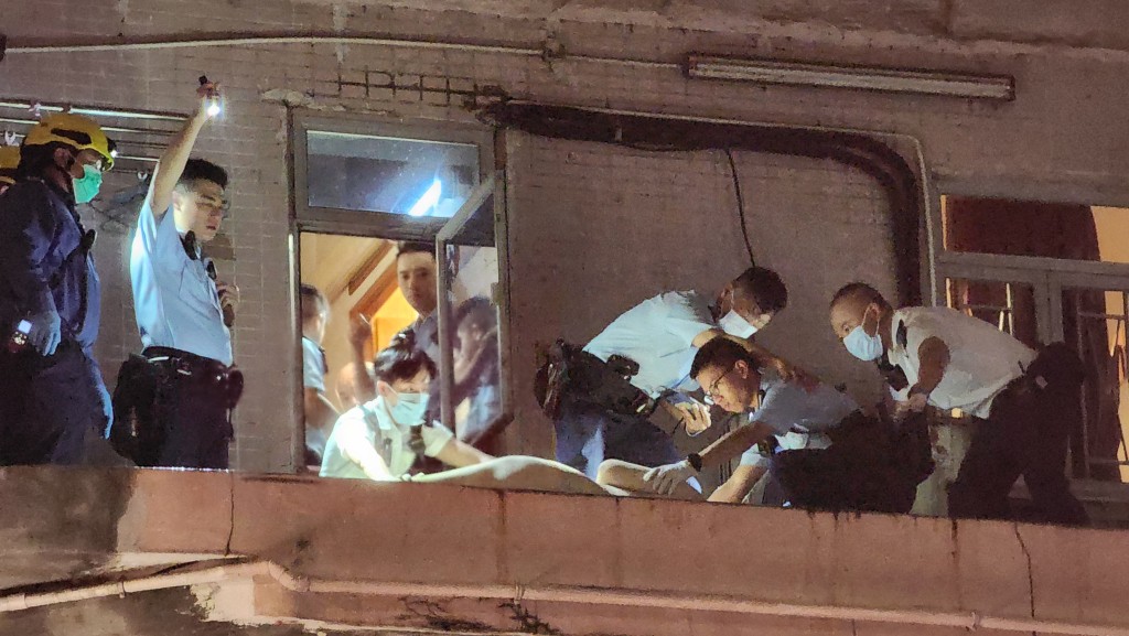 大批警員於現場調查。