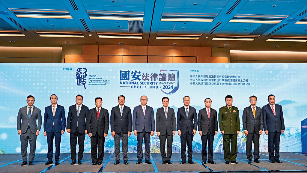 律政司以「回顧與展望　發展新台階」為主題舉辦國安法律論壇。左起：律政司副司長張國鈞、律政司司長林定國、政務司司長陳國基、 外交公署特派員崔建春、基本法委員會副主任張勇、中聯辦主任鄭雁雄、行政長官李家超、港澳辦副主任農融、國安公署署長董經緯、駐港部隊副政治委員王兆兵、財政司司長陳茂波、立法會主席梁君彥。