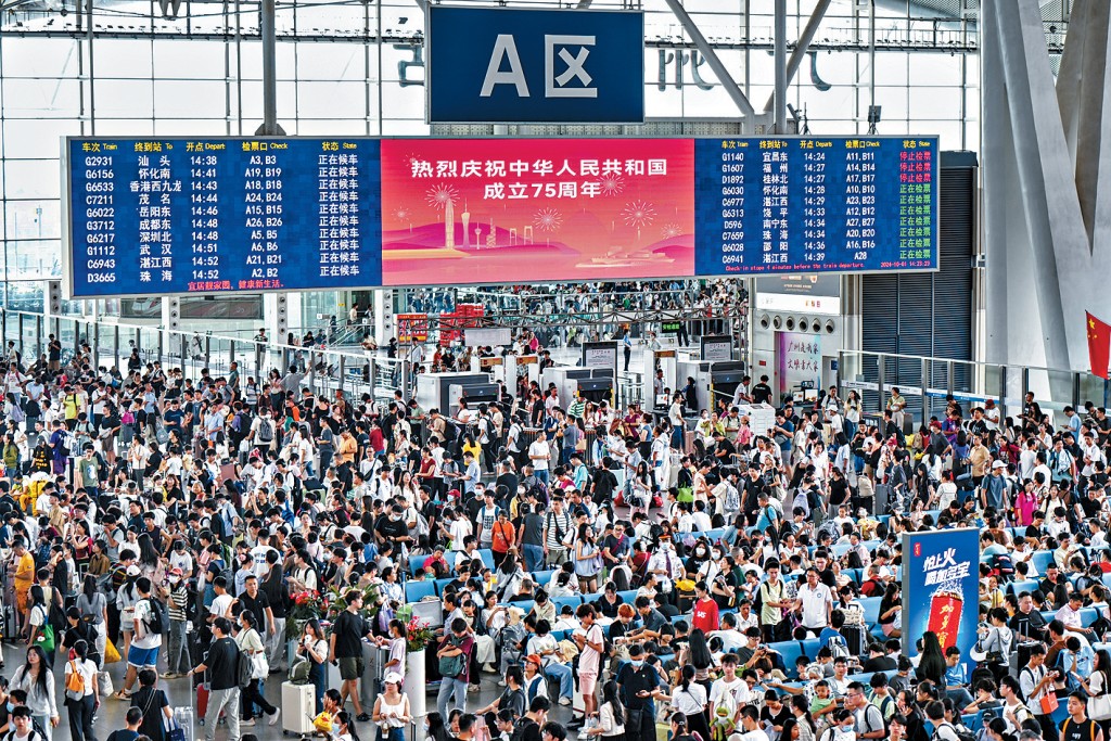 國慶首日,大批旅客首日在廣州南站候車。