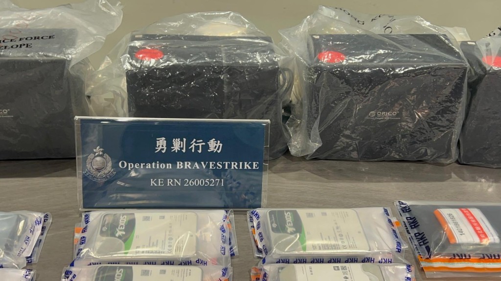 警方暫時在部份電子裝置內發現超過7200張兒童色情相片及超過120段偷拍影像。