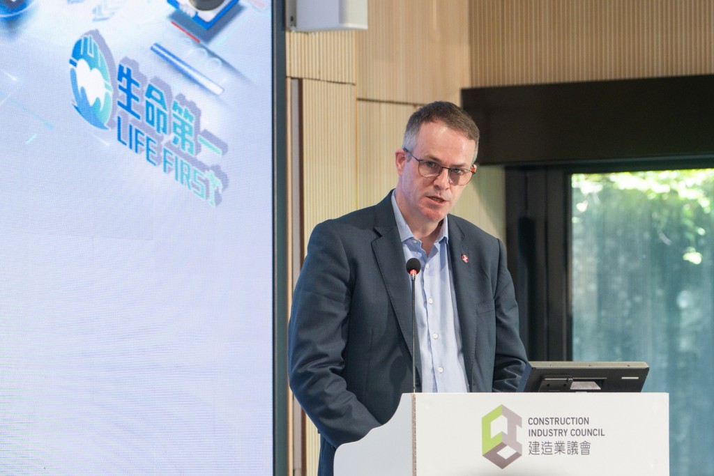 香港鐵路有限公司項目及工程拓展總監鄧輝豪工程師以「提高安全要求」為題,作主題演講。 香港鐵路有限公司項目及工程拓展總監鄧輝豪工程師以「提高安全要求」為題,作主題演講。