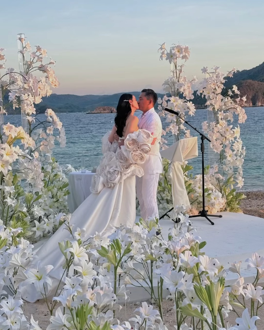 林恬兒慶祝結婚10周年，再辦沙灘婚禮。