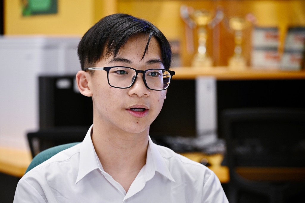 何肇軒表示,本港資訊流通,市民可同時閲覽各地媒體內容,不被單方面灌輸消息,已屬很大自由。 何肇軒表示,本港資訊流通,市民可同時閲覽各地媒體內容,不被單方面灌輸消息,已屬很大自由。
