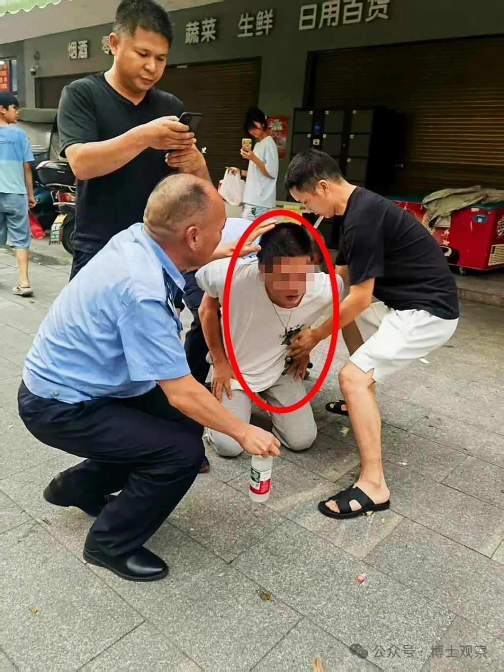 湖南耒陽一名男子當街持刀無差別殺人。微博圖片 湖南耒陽一名男子當街持刀無差別殺人。微博圖片