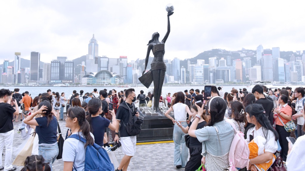 深圳去年十二月恢復「一簽多行」，讓到港旅遊人數大增。中新社