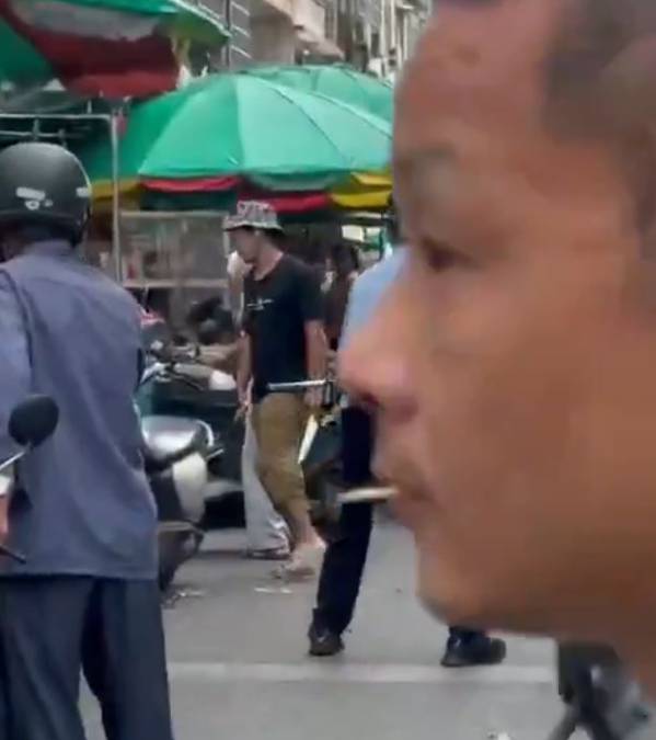 疑犯溫某持雙刀與警對峙,最終有5名警員受傷。 疑犯溫某持雙刀與警對峙,最終有5名警員受傷。