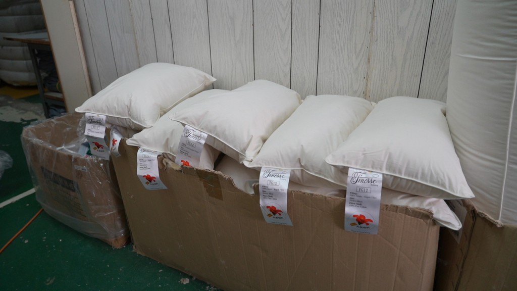 Ryan的家族就是碩果僅存出產香港製造木棉花枕頭的「惠記」。