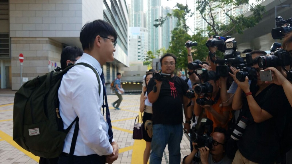 馮敬恩在法庭外表明兩人不會上訴,多謝律師團隊及家人的支持。