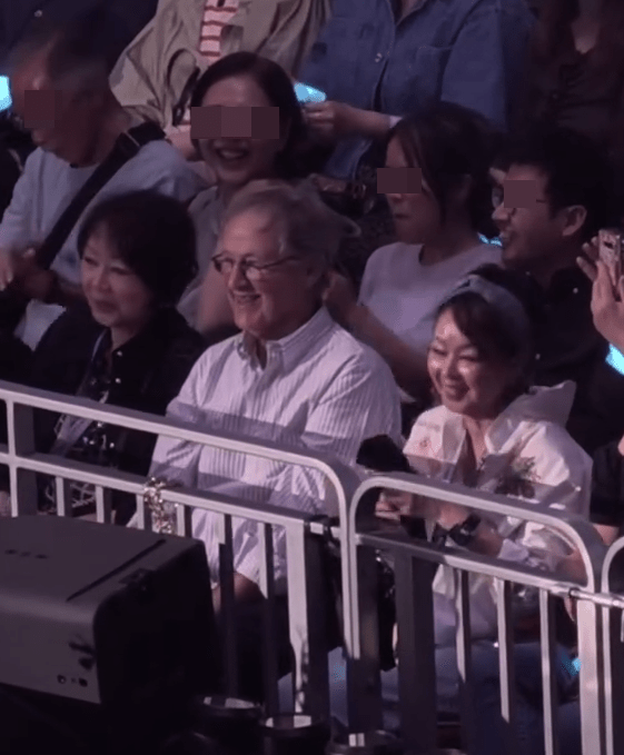 疑似譚詠麟的胞姊笑容溫婉。