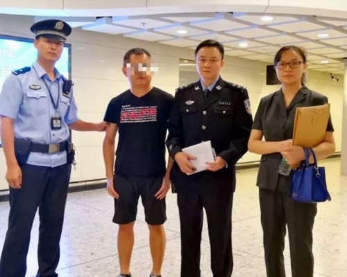去年10月有港人在内地口岸區被帶走。網上圖片