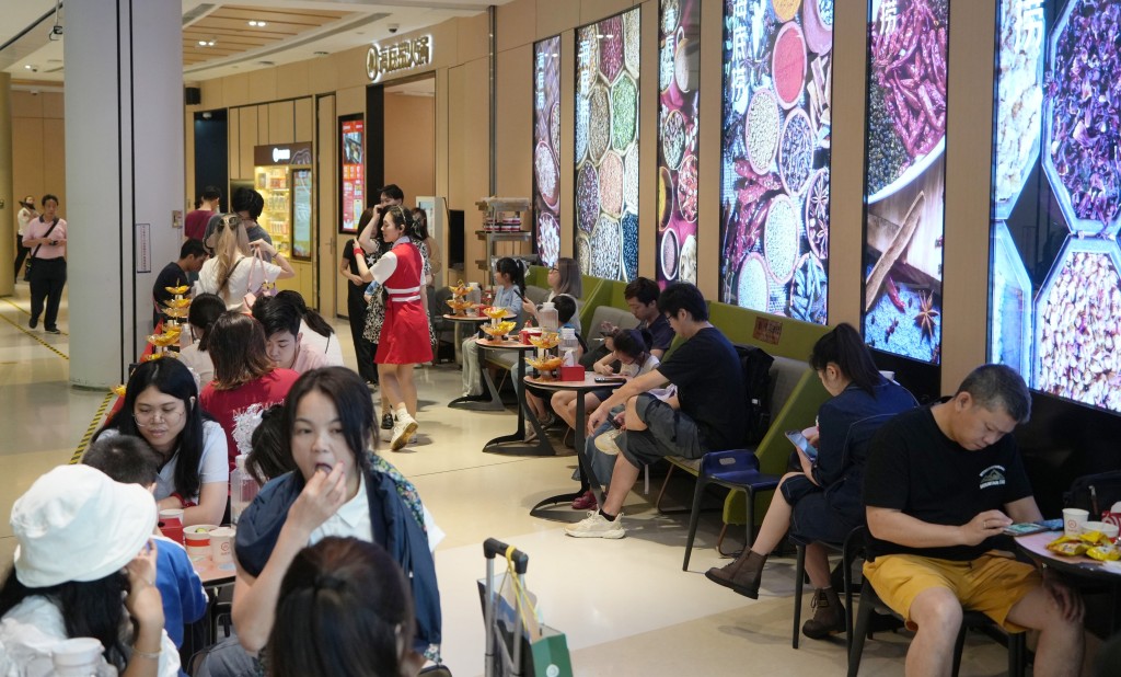 該名網民質疑許多港人經常光顧內地餐廳，表明「好多响皇崗或者深圳嘅食店都係香港人開㗎」。（資料圖片）