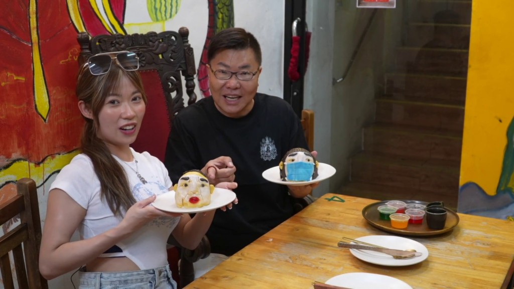 店內 2 款「紅姐蛋糕」每日賣出過百個，成為鎮店名物。
