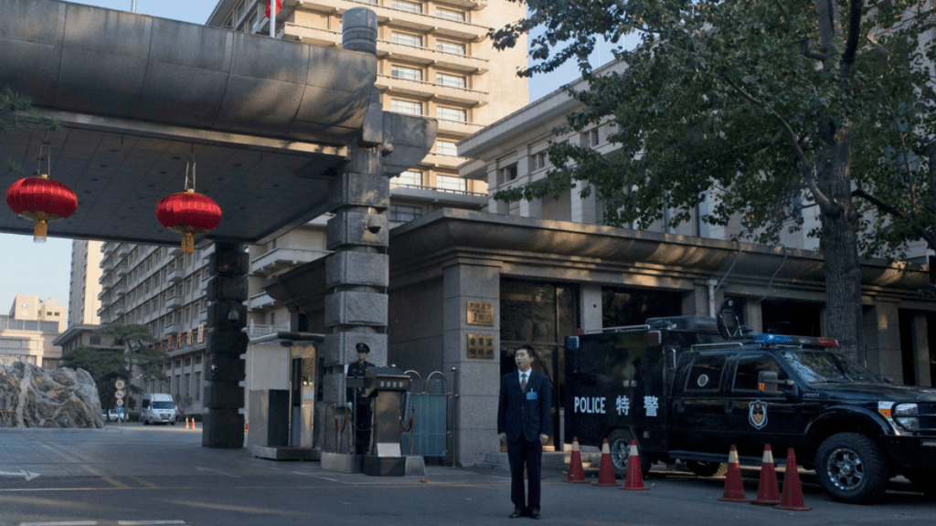 三中全會開幕，北京京西賓館昨日保安嚴密。（美聯社）