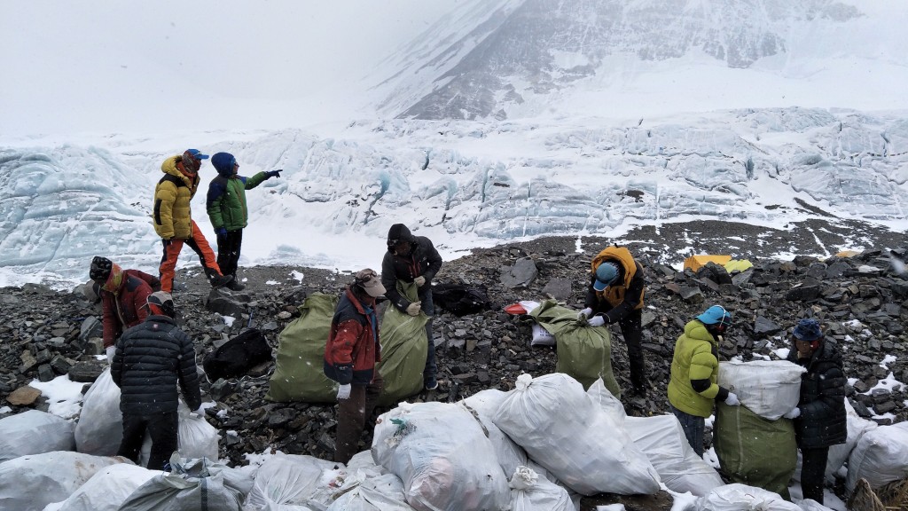 一个队伍在珠穆朗马峰上收集垃圾。 美联社资料图