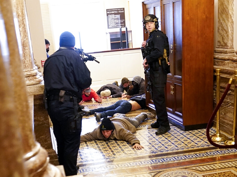 警員在國會大樓內制服一批示威者。AP圖片