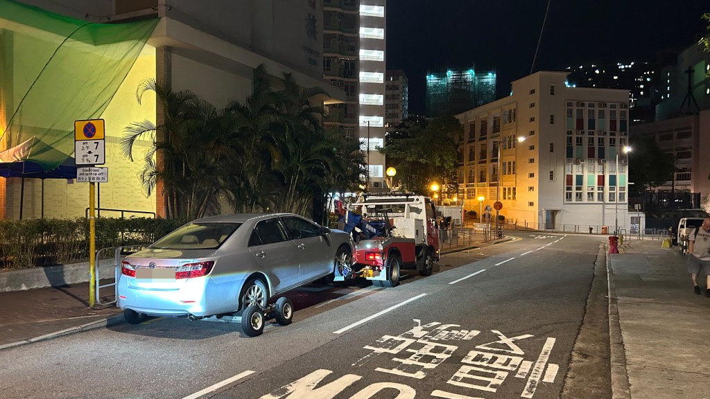 涉事私家車由拖車拖走。蔡楚輝攝 涉事私家車由拖車拖走。蔡楚輝攝