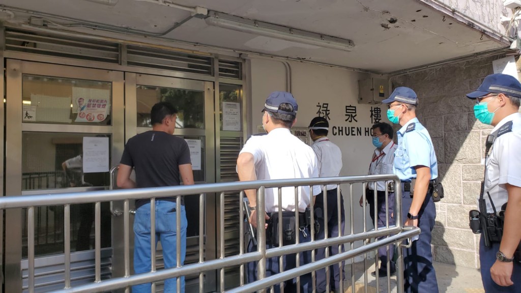 身穿保護衣人員進入大廈