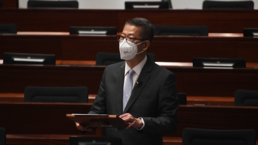 陳茂波出席立法會會議。（伍明輝攝）