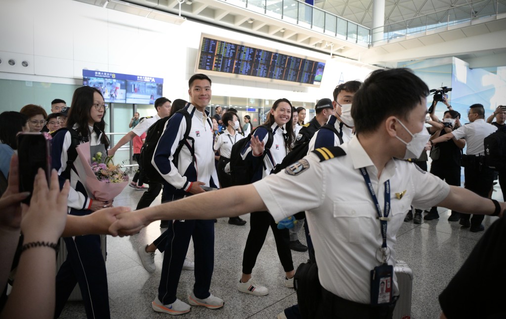 何诗蓓今日(6日)与游泳代表队成员凯旋回港。苏正谦摄