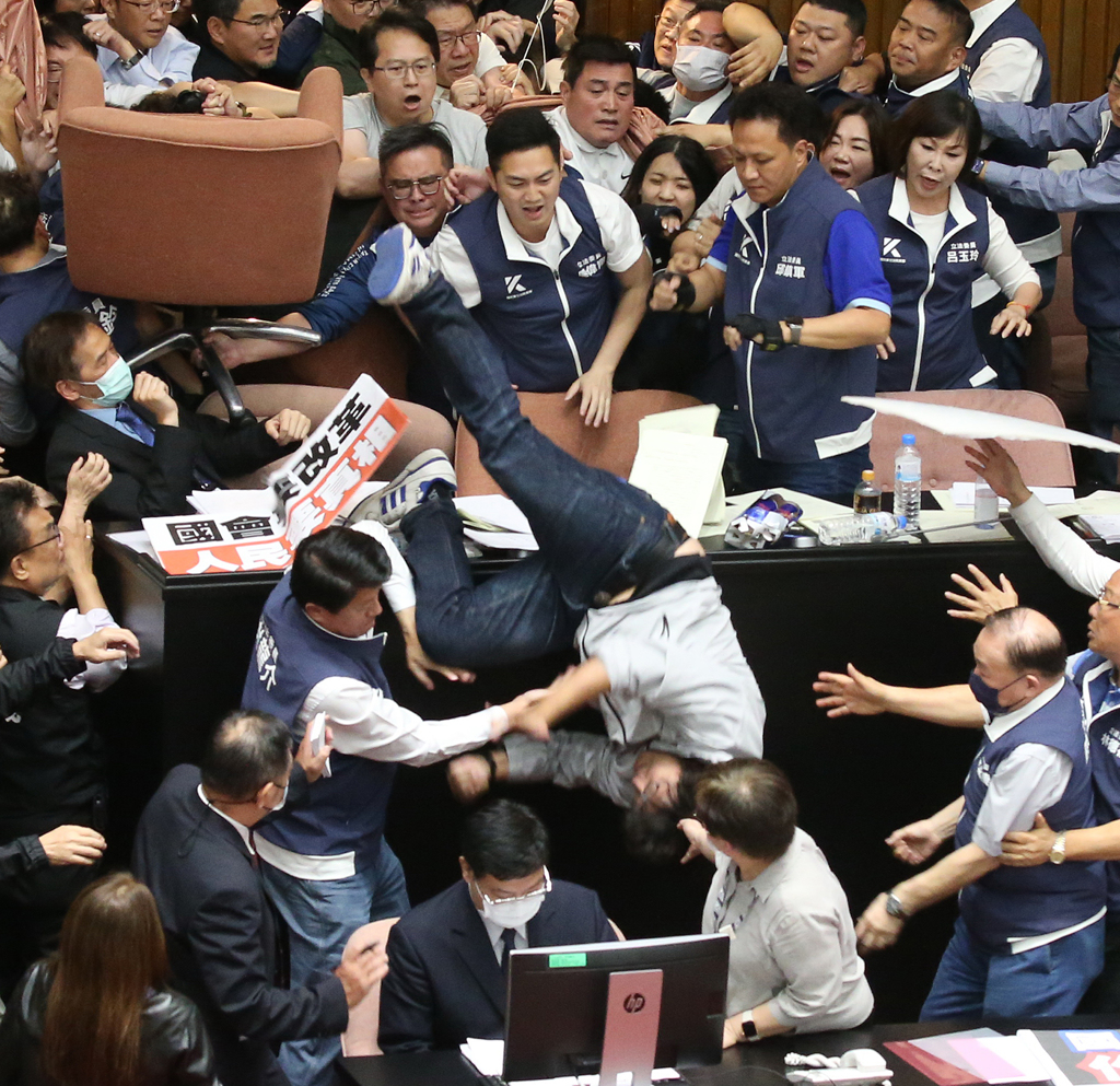 台湾立法院17日开会期间，立委之间爆发严重肢体冲突。中时