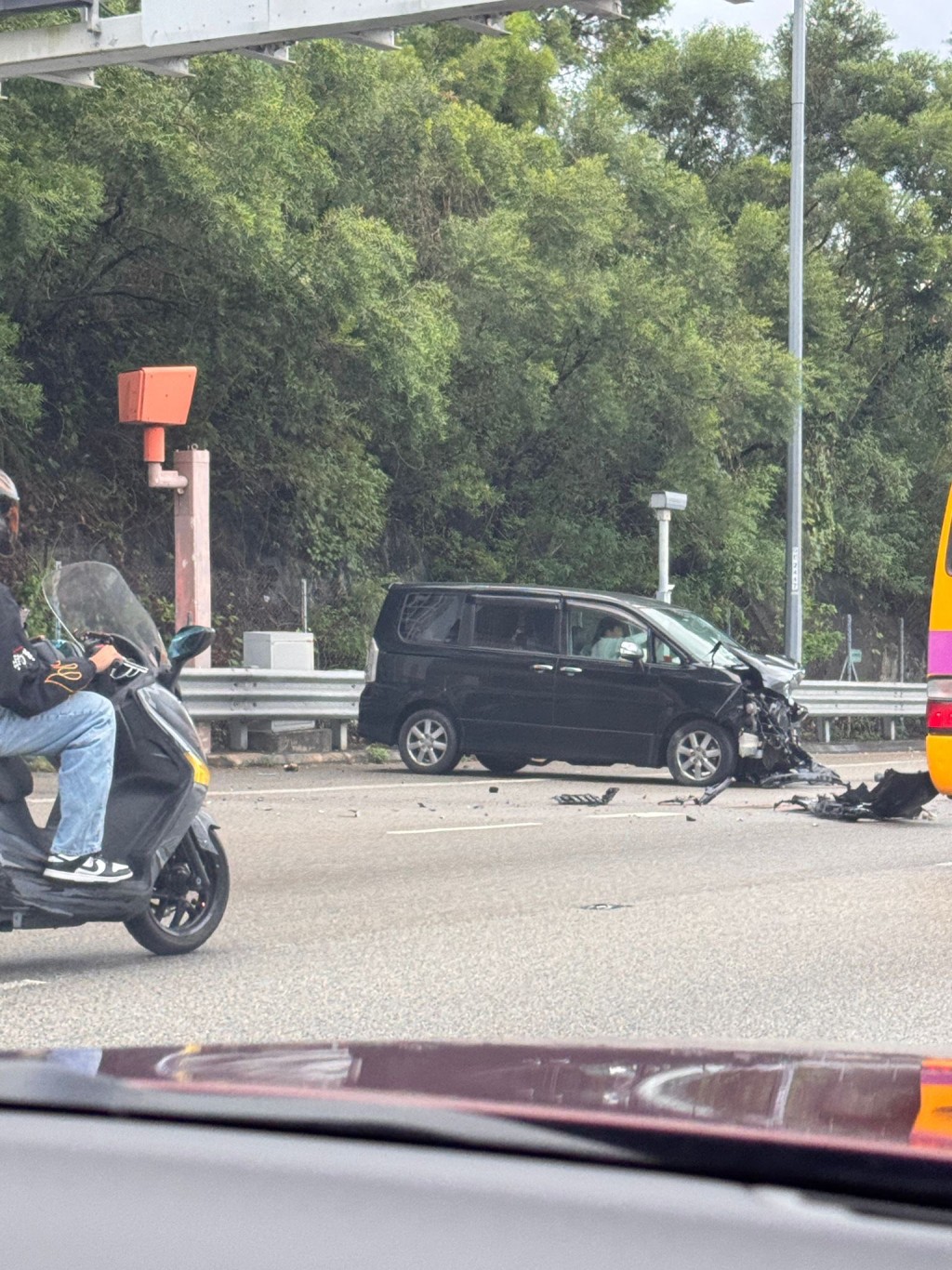 私家車車頭嚴重損毀，男司機仍在車內。fb馬路的事 (即時交通資訊台) Bosco Chu圖片 
