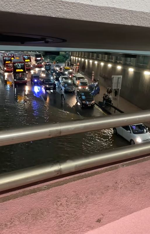 屯門公路向荃灣方向翠豐台水浸。網上影片截圖