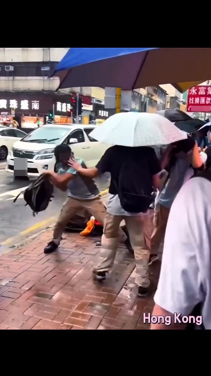 男子背囊當流星錘亂舞連環圖(七)。fb截圖 男子背囊當流星錘亂舞連環圖(七)。fb截圖