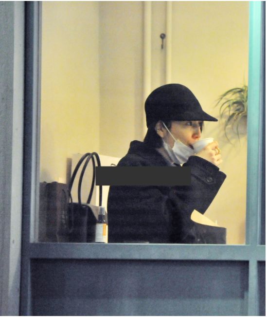忙裡偷閒的長澤拉下口罩飲嘢。