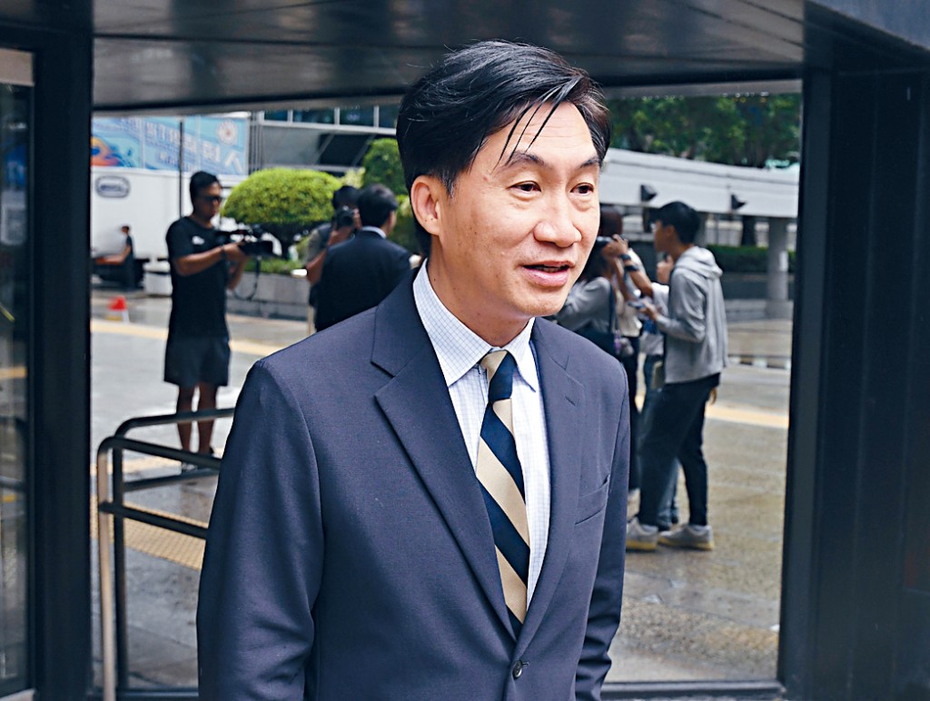 時任高級警司梁子健供稱「呢幾年右手無名指觸及嘅地方有刺痛同麻痹」。