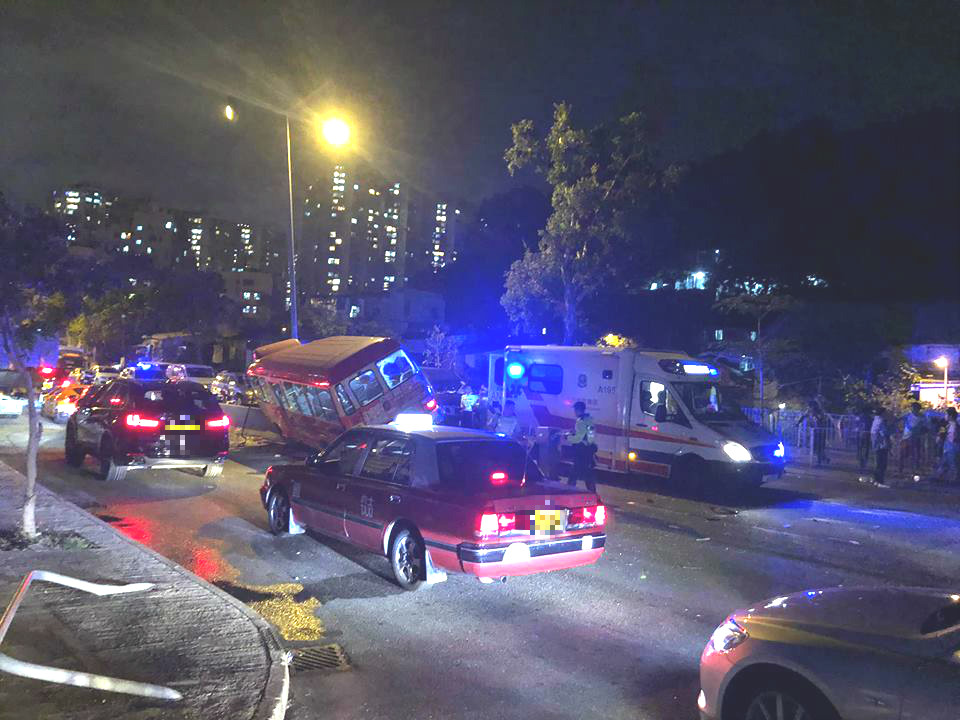 一輛紅色小巴懷疑失控衝上石壆。網民Pak Lam Chiu圖片