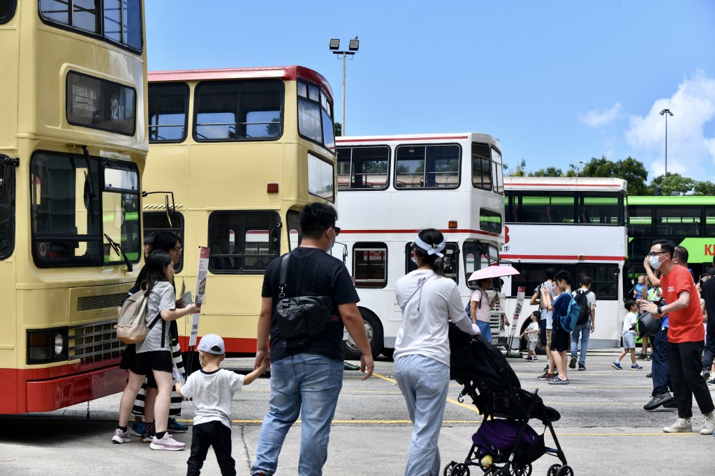 九巴多個復古車型展出，有市民爭相打卡。（盧江球攝）