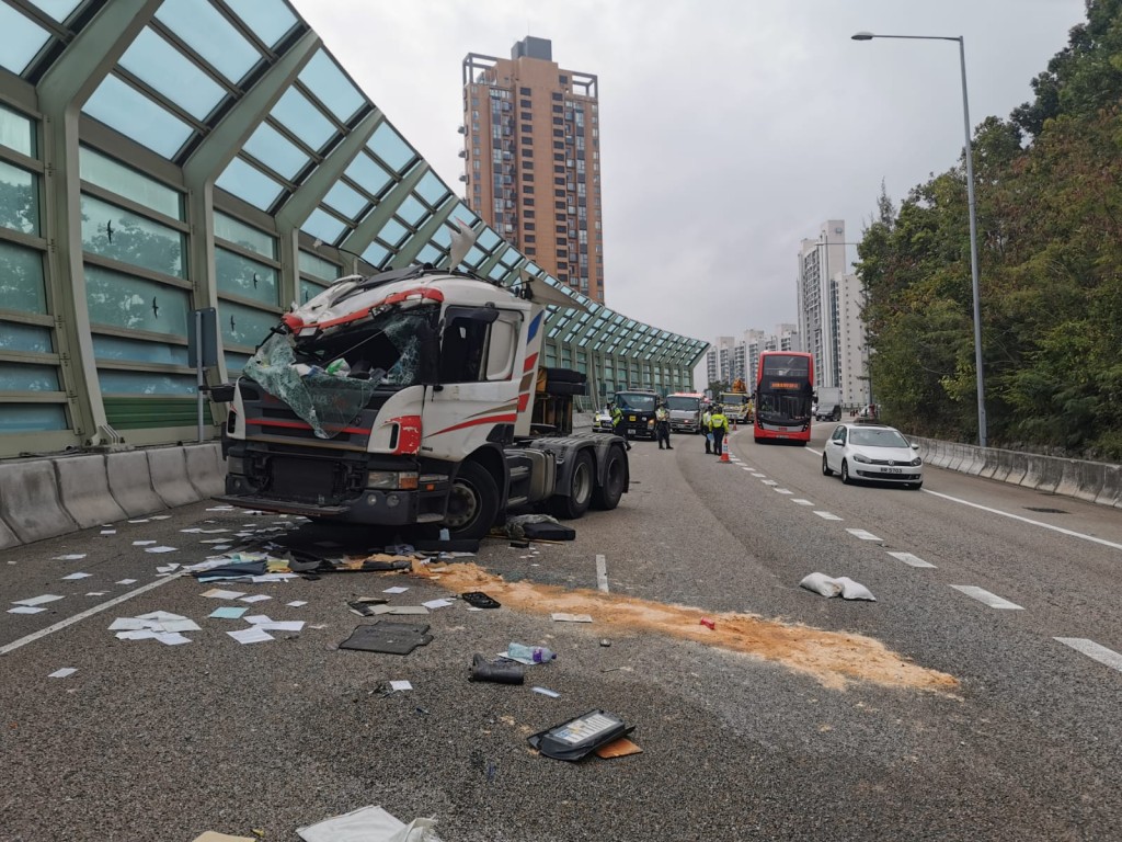 失事貨櫃車損毀嚴重
