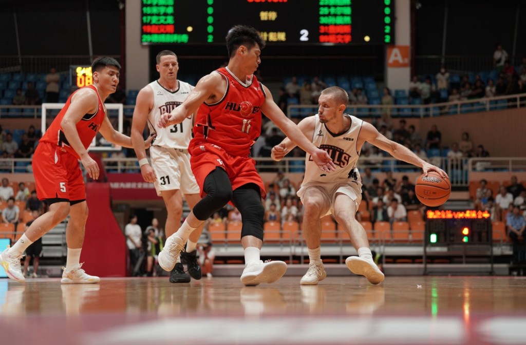 香港⾦⽜有 4 名球員得分雙位數,包括厄特爾⼆世(20 分)、董健(17 分)、卡爾頓(12 分)和詹姆斯(27 分)。香港金牛供圖 香港⾦⽜有 4 名球員得分雙位數,包括厄特爾⼆世(20 分)、董健(17 分)、卡爾頓(12 分)和詹姆斯(27 分)。香港金牛供圖