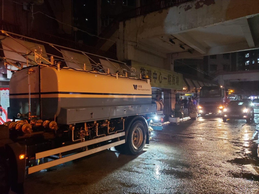 水務署在現場設置16個水箱，同時已增派兩架水車到達受影響大廈附近，以方便相關居民及商戶取用臨時食水。fb「滴惜仔」圖片