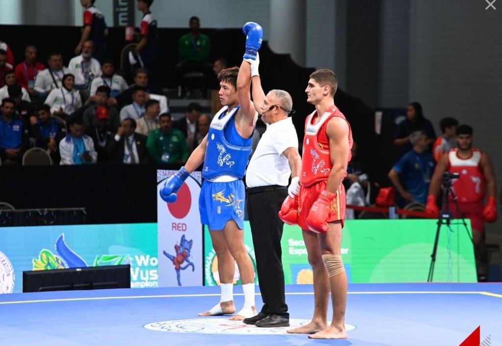 散打80公斤級的李偉進場(藍衫)在決賽獲勝奪金。香港武聯FB圖 散打80公斤級的李偉進場(藍衫)在決賽獲勝奪金。香港武聯FB圖