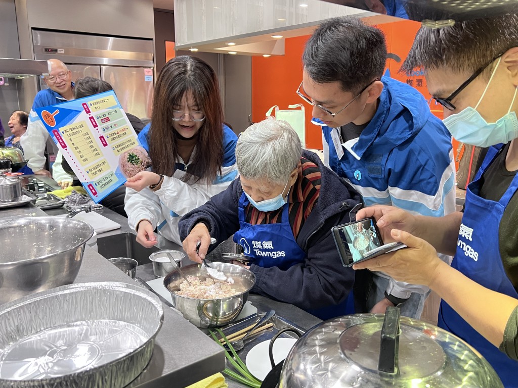 義工與長者在「煮播3.0」計劃中，一同享受烹飪樂趣，傳遞社區溫情。