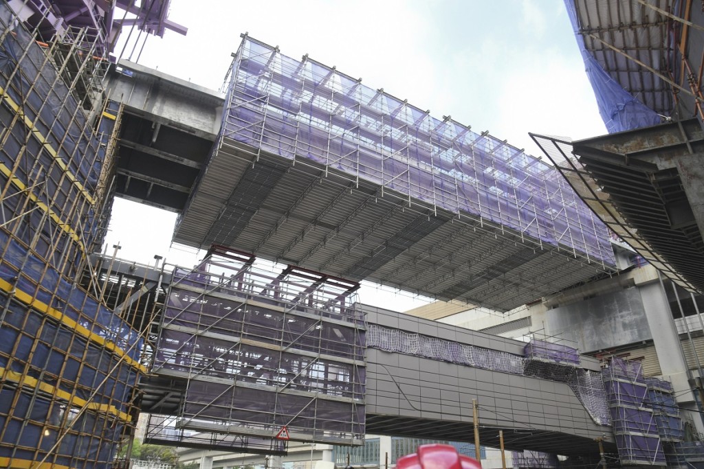 工程採用「轉體式橋梁裝嵌施工方案」，為香港首次有大型天橋項目採用。