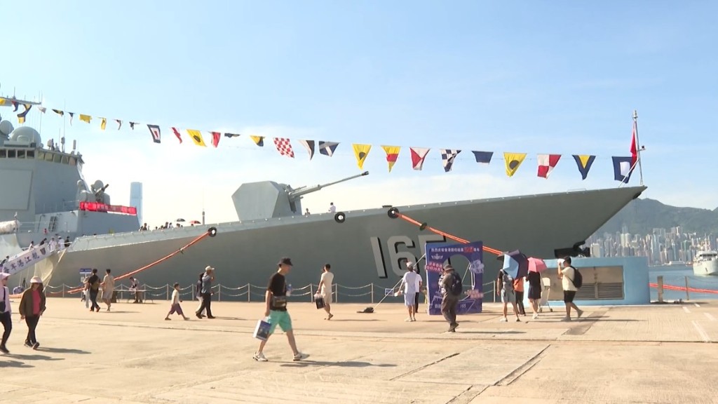 不少成功預約的市民登船參觀訪港的解放軍海軍湛江艦和運城艦,忙於「打卡」。 不少成功預約的市民登船參觀訪港的解放軍海軍湛江艦和運城艦,忙於「打卡」。
