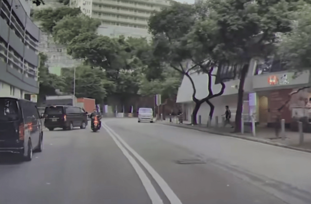 網上流傳的車Cam片段拍下意外一刻，可見涉事電單車沿大道直行。fb車cam L（香港群組）