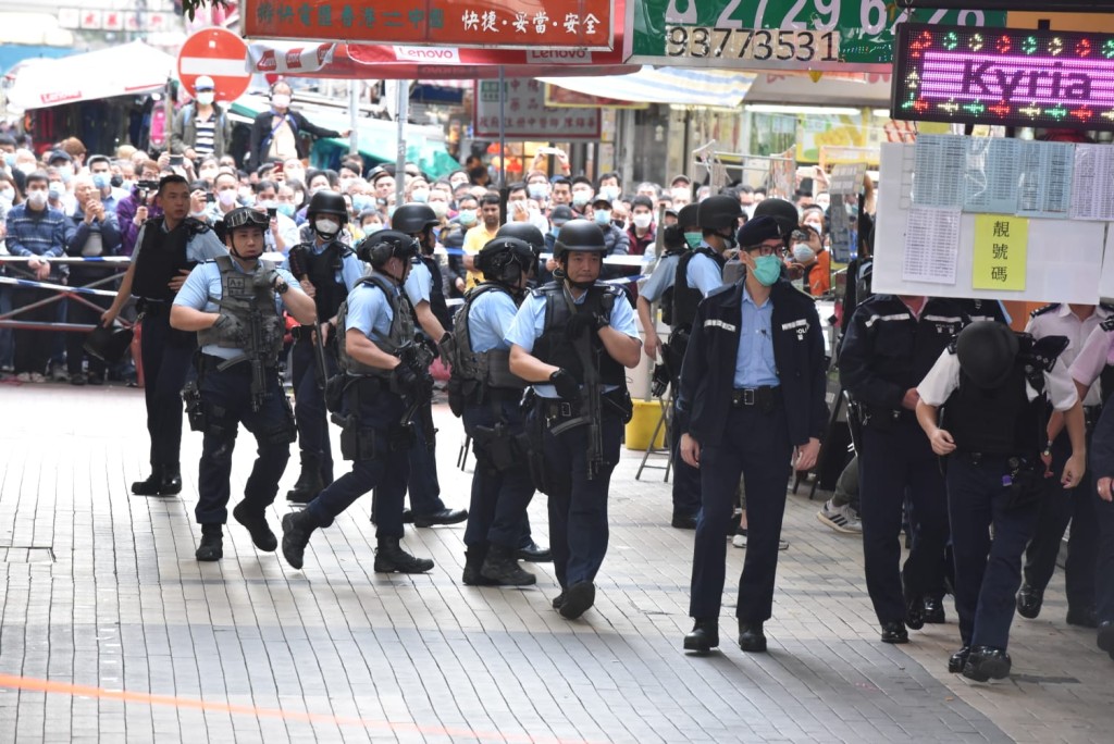 大批警員穿上避衣及荷槍實彈上樓搜索。