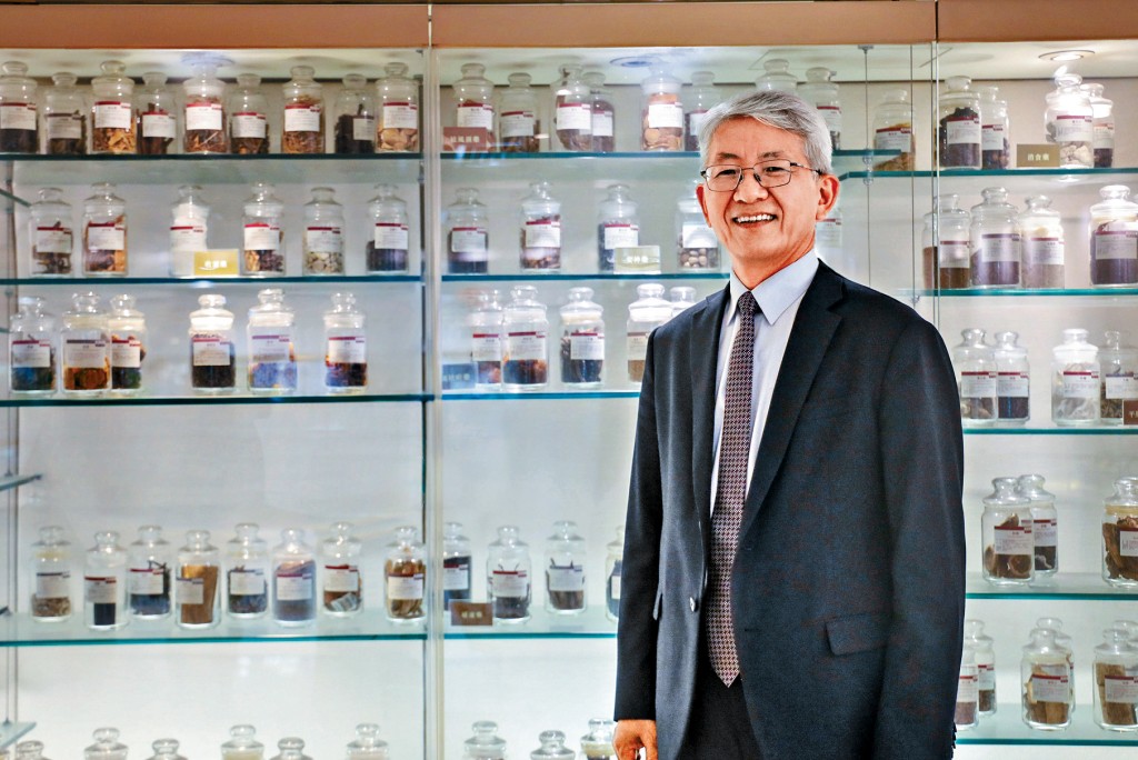 卞兆祥教授回顧中醫藥在新冠疫情中展現的價值與作用。