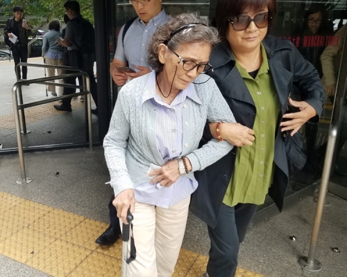 被告倪荷玉(左前)。資料圖片